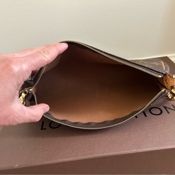 Louis Vuitton Eva Monogram Handbag. - Picture 11 of 16